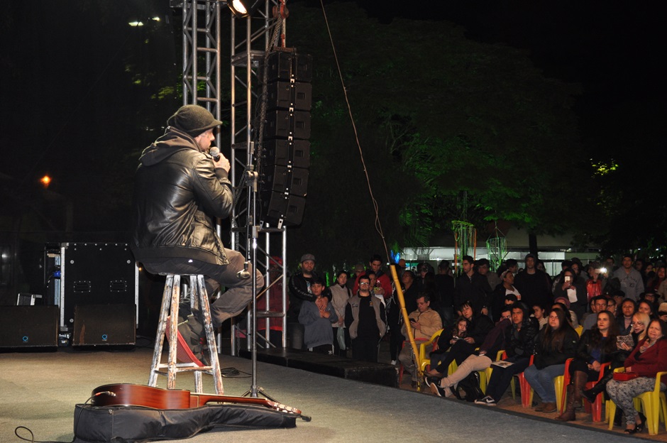 FLIB começa com grande manifestação de Tico Santa Cruz e teatro de bonecos