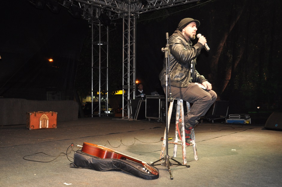 FLIB começa com grande manifestação de Tico Santa Cruz e teatro de bonecos