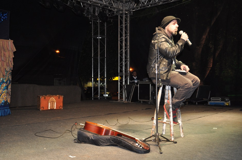 FLIB começa com grande manifestação de Tico Santa Cruz e teatro de bonecos