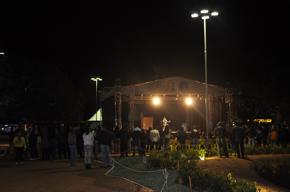 FLIB começa com grande manifestação de Tico Santa Cruz e teatro de bonecos