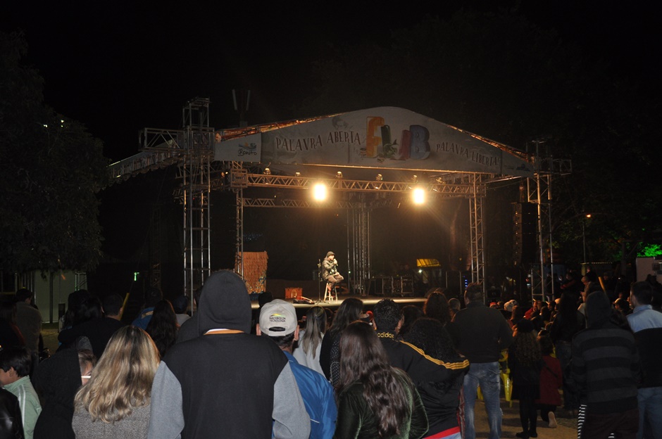 FLIB começa com grande manifestação de Tico Santa Cruz e teatro de bonecos