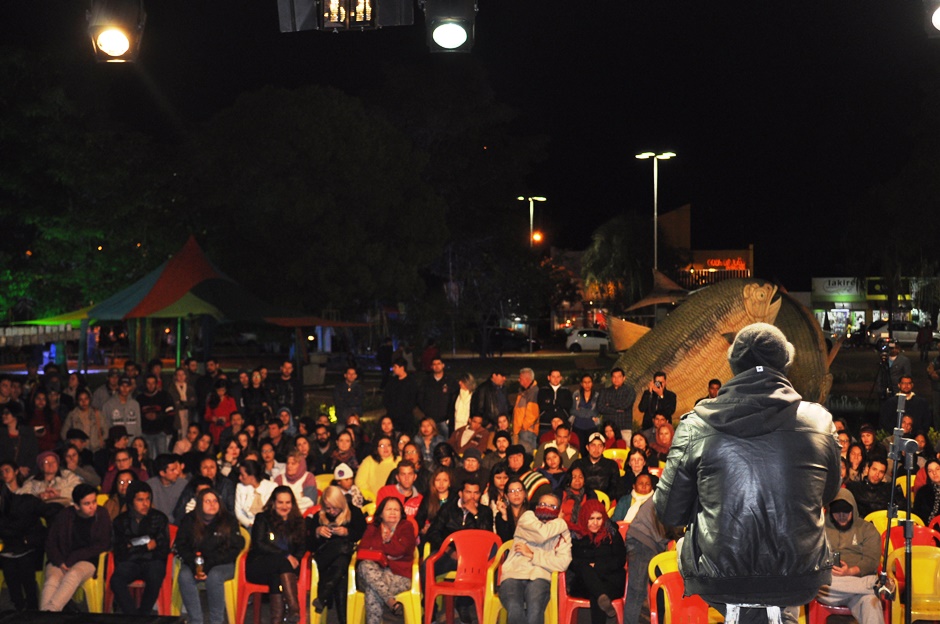FLIB começa com grande manifestação de Tico Santa Cruz e teatro de bonecos