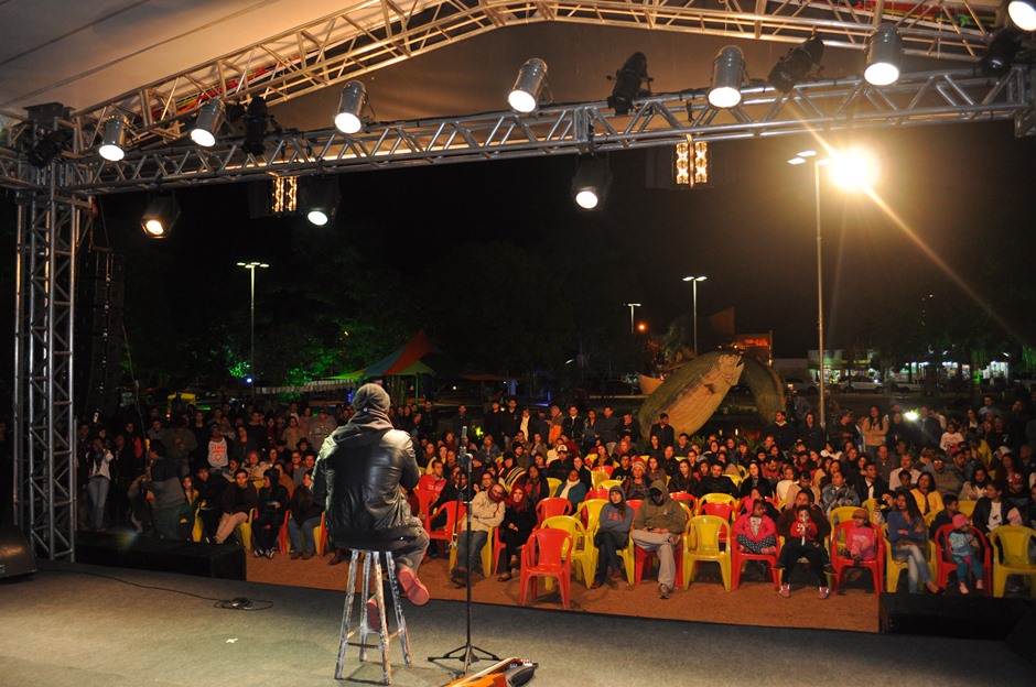 FLIB começa com grande manifestação de Tico Santa Cruz e teatro de bonecos