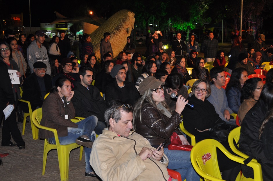 FLIB começa com grande manifestação de Tico Santa Cruz e teatro de bonecos