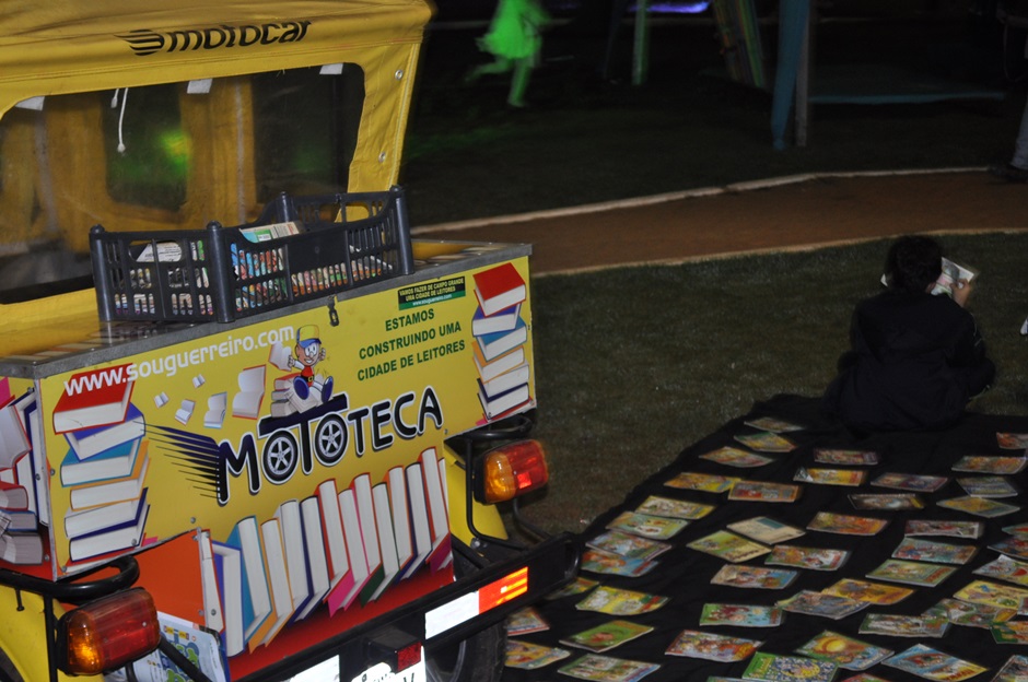 FLIB começa com grande manifestação de Tico Santa Cruz e teatro de bonecos