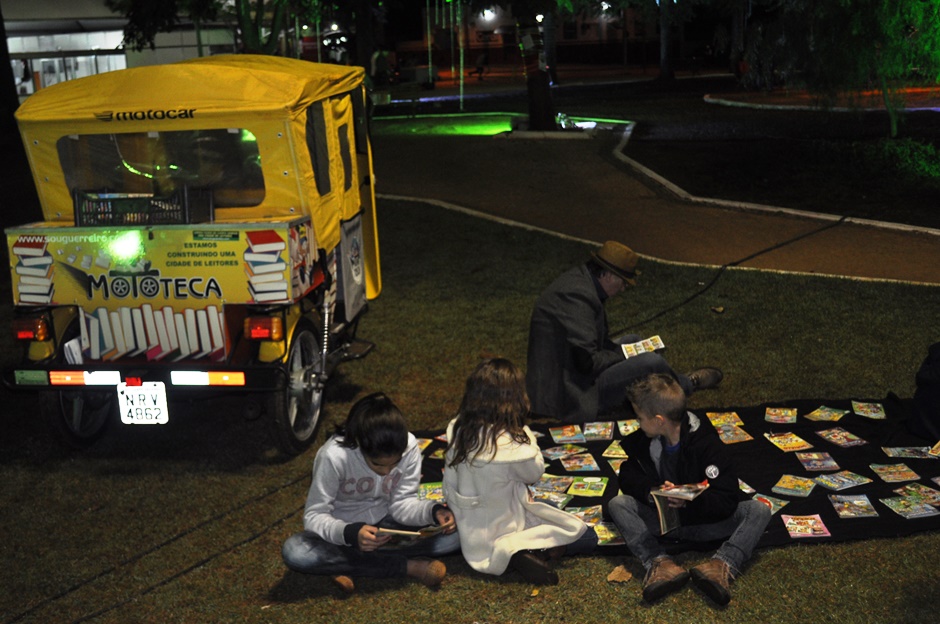 FLIB começa com grande manifestação de Tico Santa Cruz e teatro de bonecos