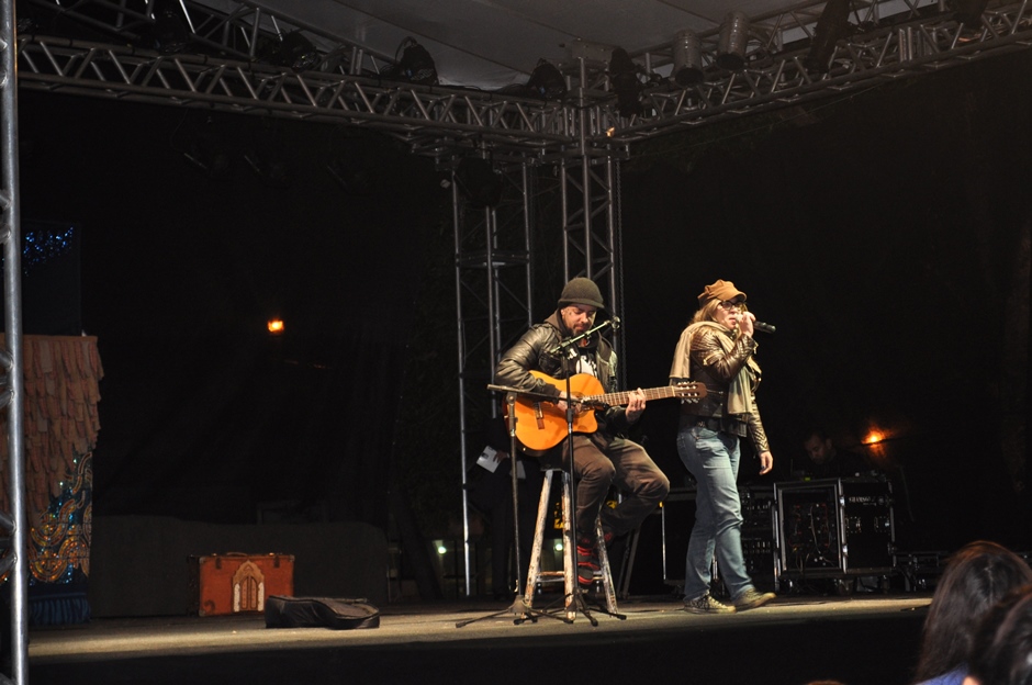FLIB começa com grande manifestação de Tico Santa Cruz e teatro de bonecos