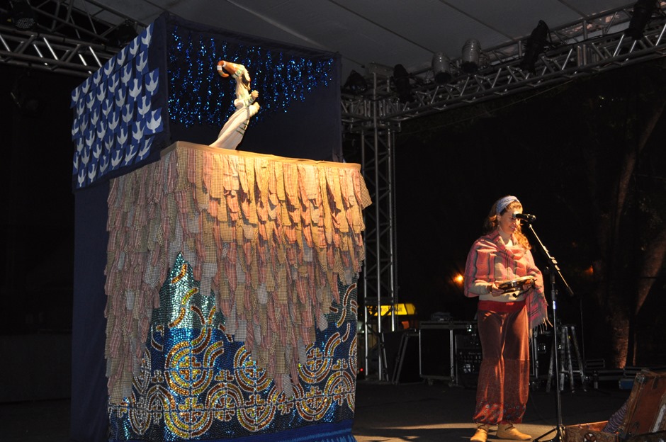 FLIB começa com grande manifestação de Tico Santa Cruz e teatro de bonecos