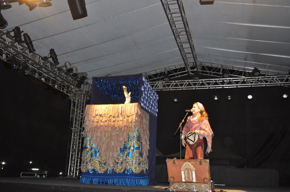 FLIB começa com grande manifestação de Tico Santa Cruz e teatro de bonecos