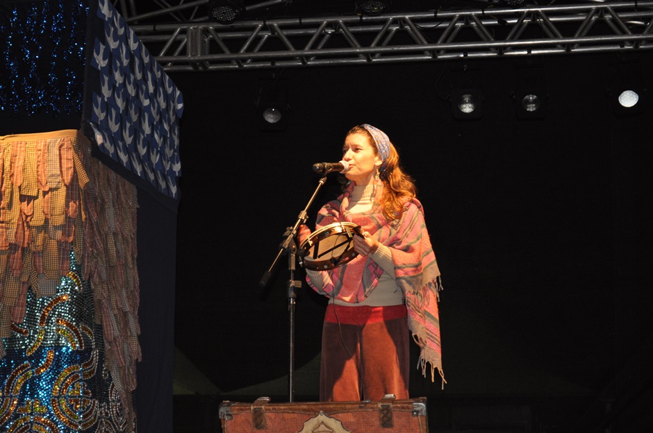 FLIB começa com grande manifestação de Tico Santa Cruz e teatro de bonecos