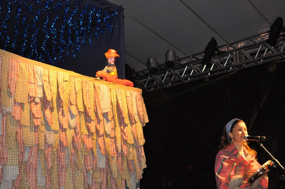 FLIB começa com grande manifestação de Tico Santa Cruz e teatro de bonecos