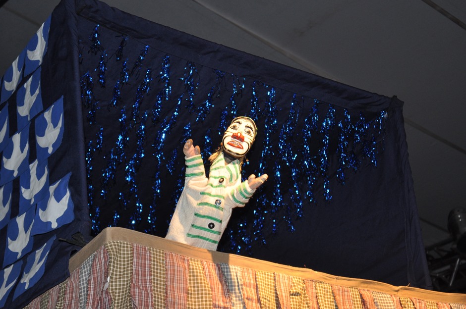 FLIB começa com grande manifestação de Tico Santa Cruz e teatro de bonecos