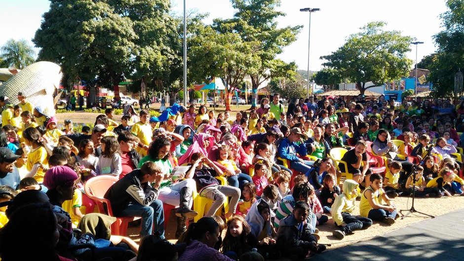Participação de estudantes, cinema e ciranda são destaque no segundo dia da Flib