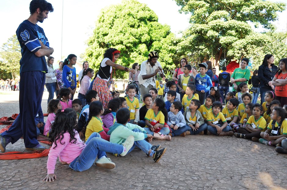 Participação de estudantes, cinema e ciranda são destaque no segundo dia da Flib
