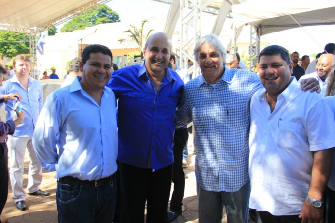 Bonito recebe motoniveladora do PAC2