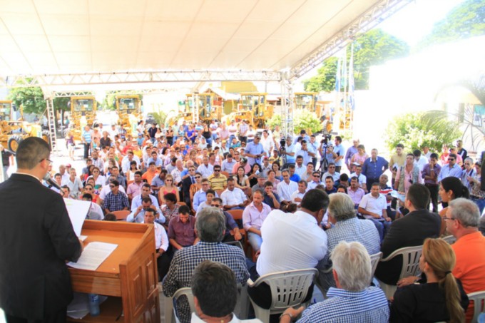 Bonito recebe motoniveladora do PAC2