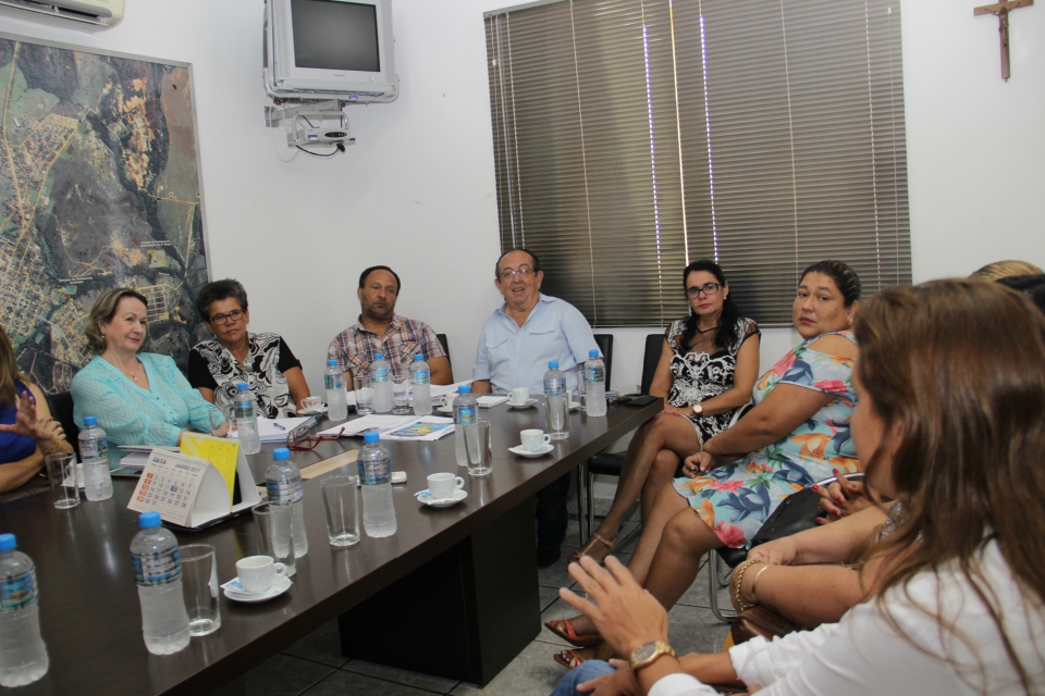 Novos diretores dos CEI e Escolas Municipais tomaram posse hoje