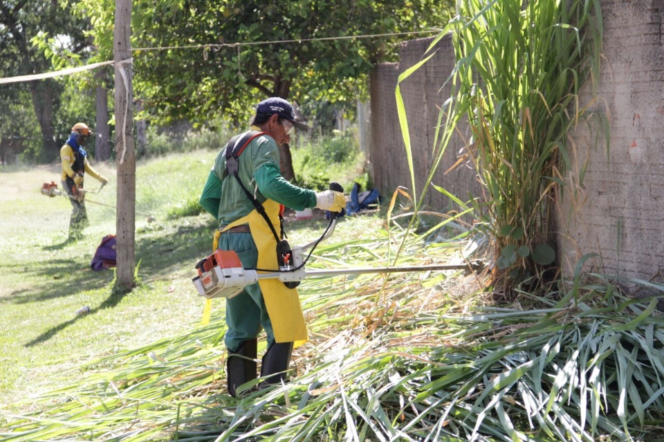 Prefeito acompanha mutirão de limpeza em Águas do Miranda