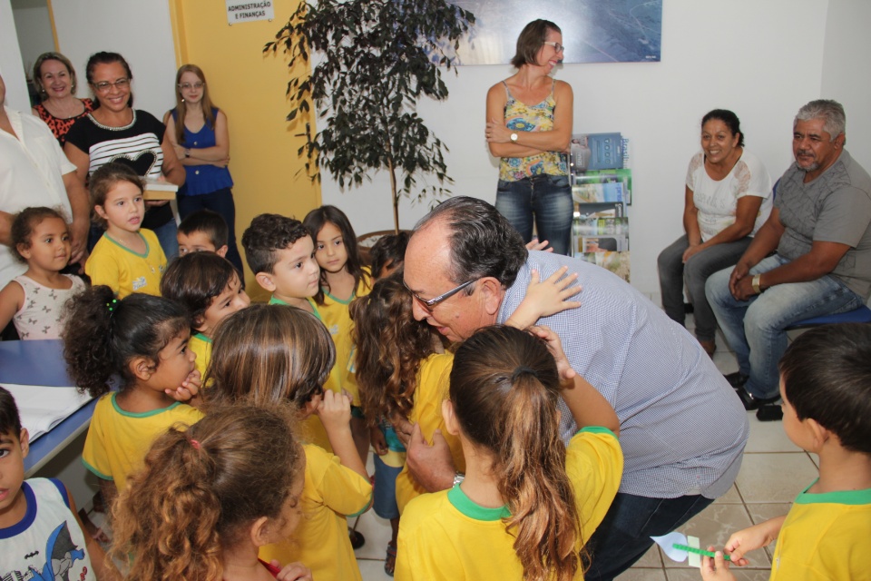 Prefeito recebe crianças do CEI Izaltina Vieira Coelho