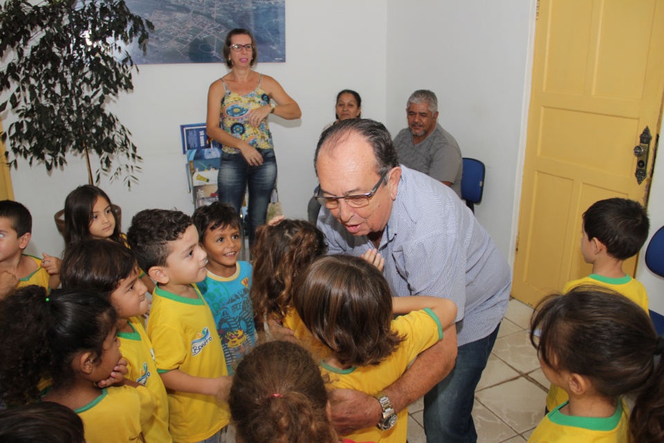 Prefeito recebe crianças do CEI Izaltina Vieira Coelho