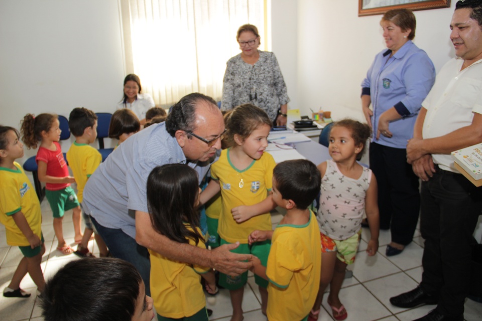 Prefeito recebe crianças do CEI Izaltina Vieira Coelho