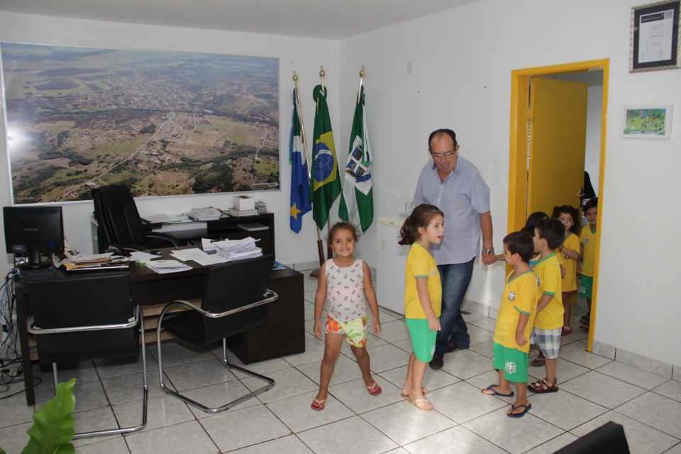 Prefeito recebe crianças do CEI Izaltina Vieira Coelho
