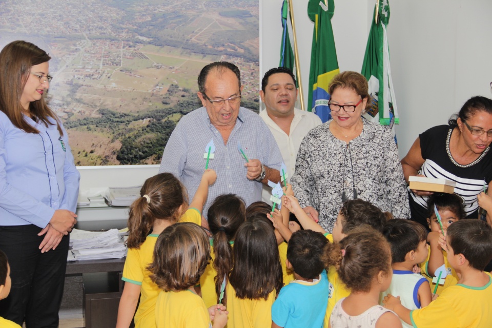Prefeito recebe crianças do CEI Izaltina Vieira Coelho