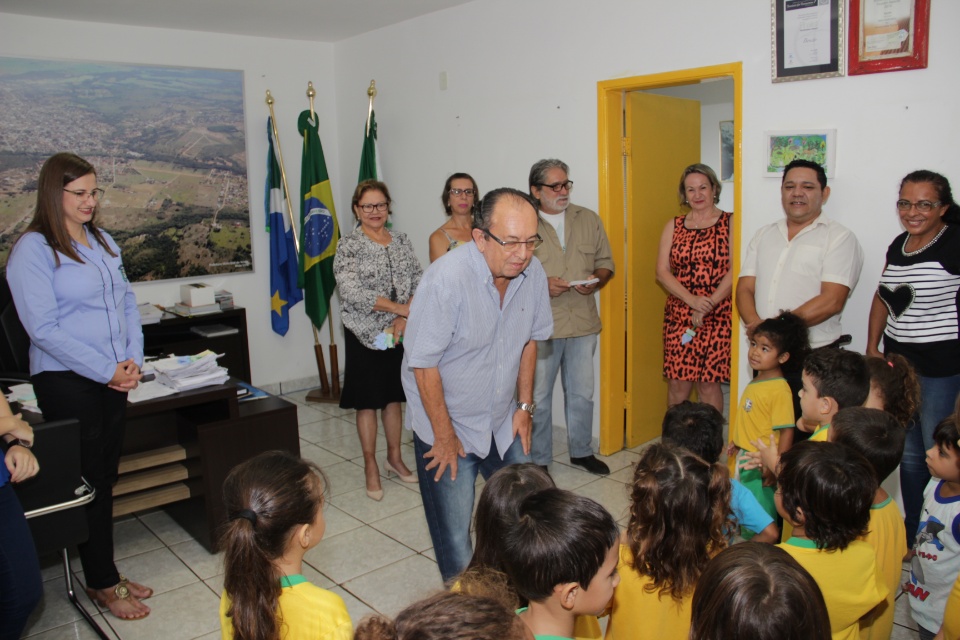 Prefeito recebe crianças do CEI Izaltina Vieira Coelho
