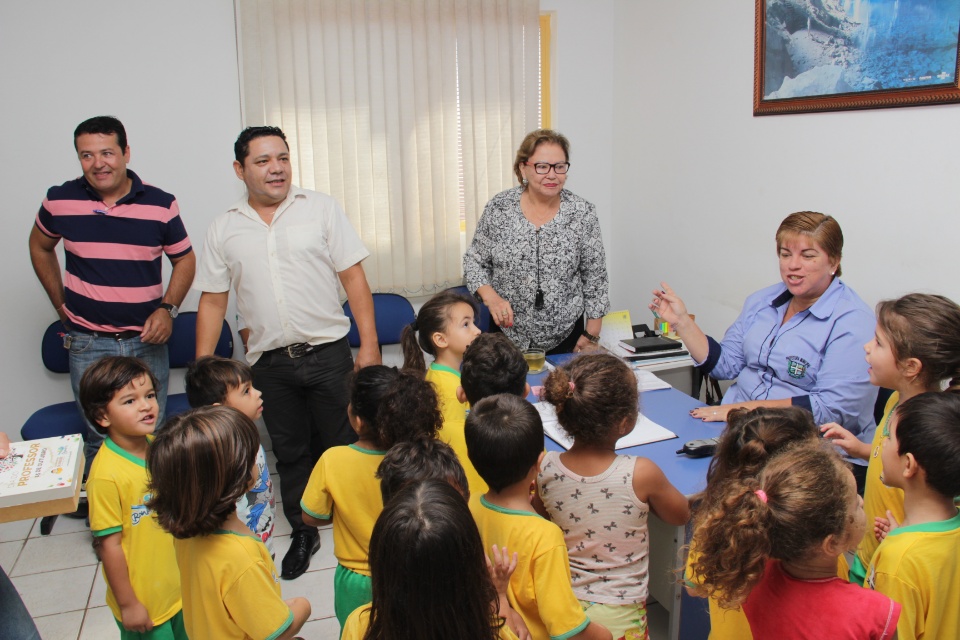 Prefeito recebe crianças do CEI Izaltina Vieira Coelho