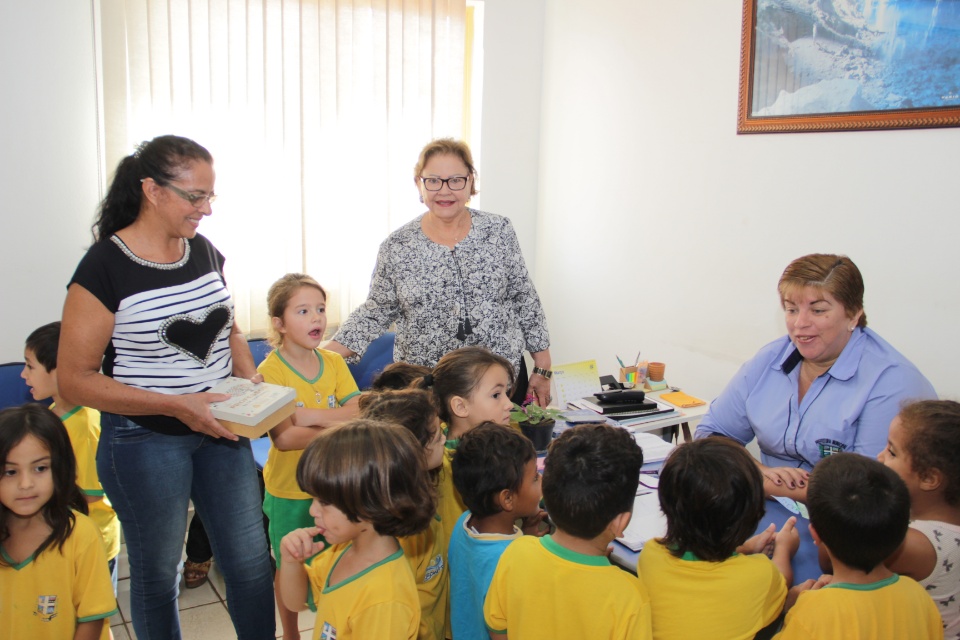 Prefeito recebe crianças do CEI Izaltina Vieira Coelho