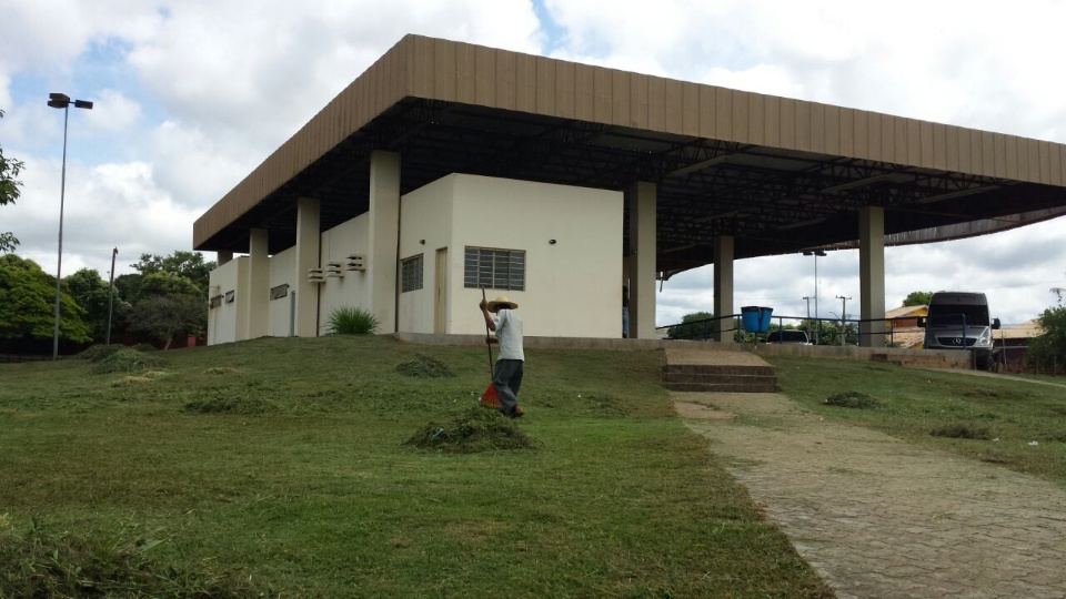 Obras realiza novo serviço de roçada na Rodoviária Municipal
