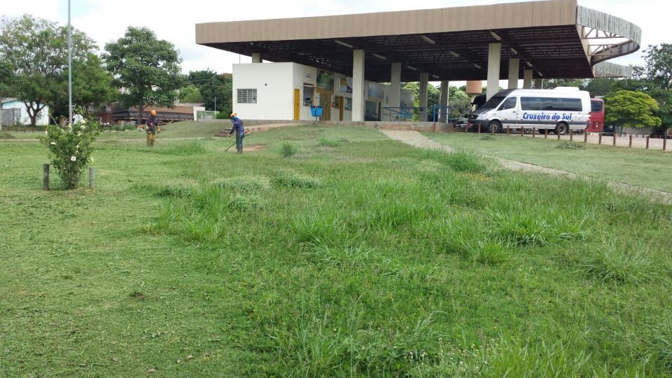 Obras realiza novo serviço de roçada na Rodoviária Municipal