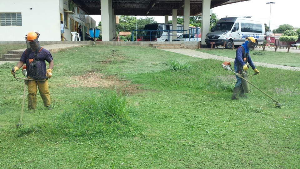 Obras realiza novo serviço de roçada na Rodoviária Municipal