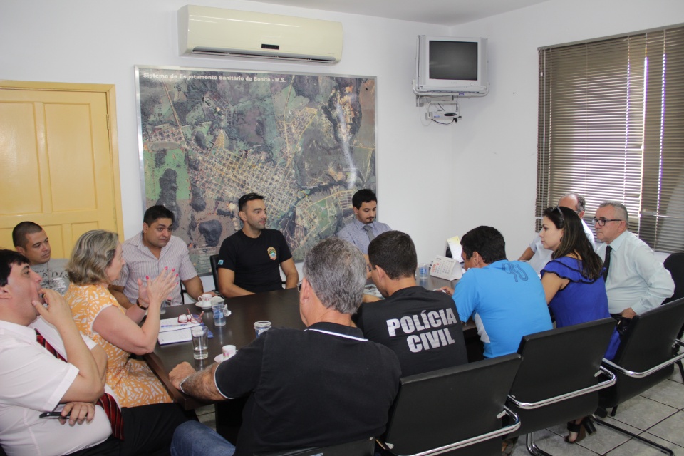 Prefeito recebe delegada e investigadores da Polícia Civil