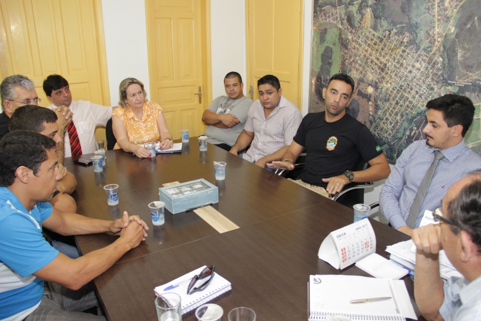 Prefeito recebe delegada e investigadores da Polícia Civil