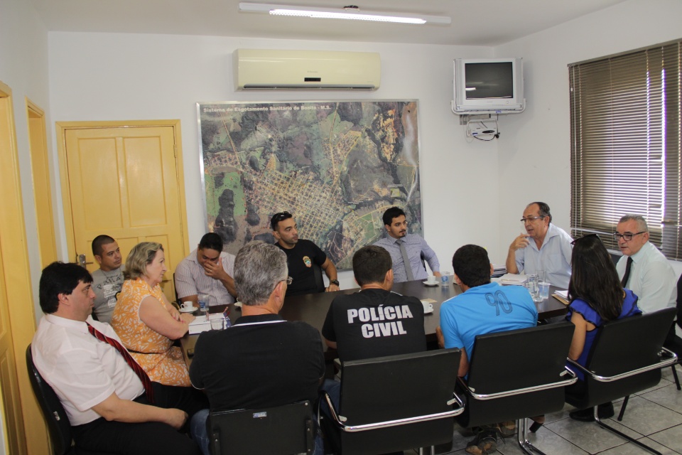 Prefeito recebe delegada e investigadores da Polícia Civil