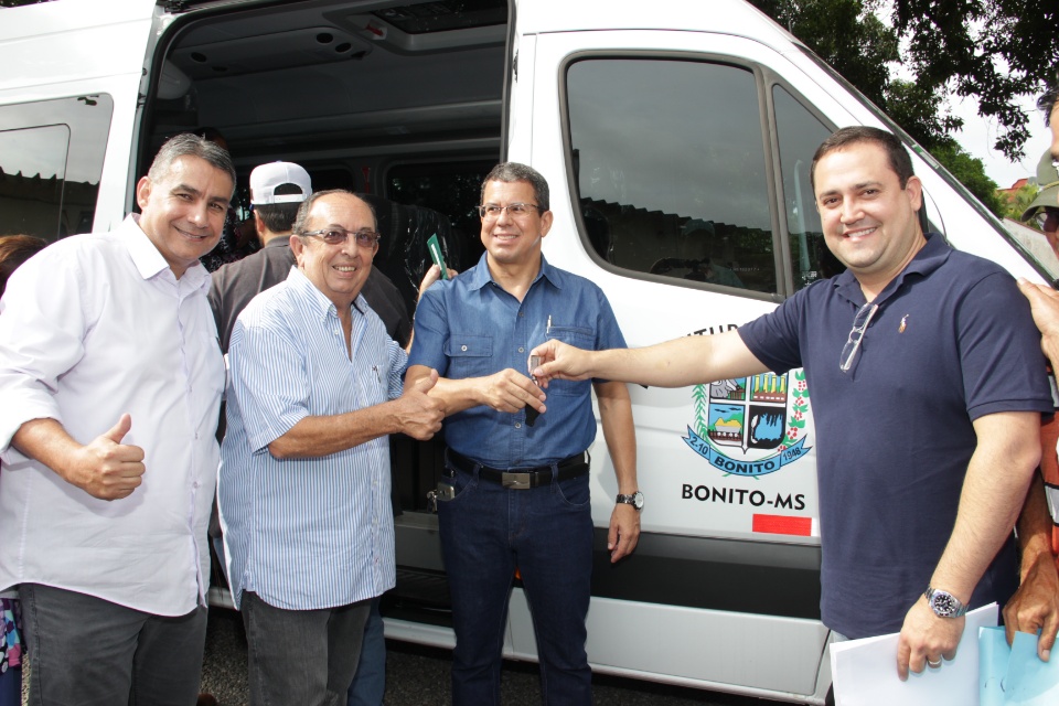Prefeitura entrega novos veículos para a Saúde e o Meio Ambiente
