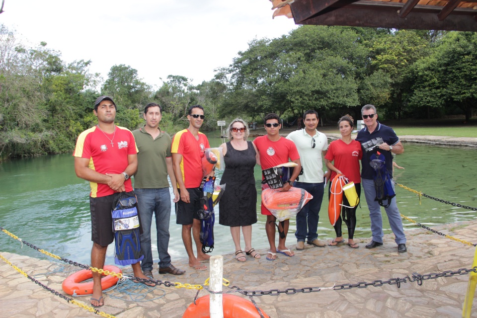 Prefeitura entrega equipamentos para guarda-vidas