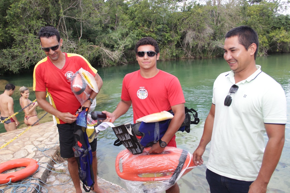 Prefeitura entrega equipamentos para guarda-vidas
