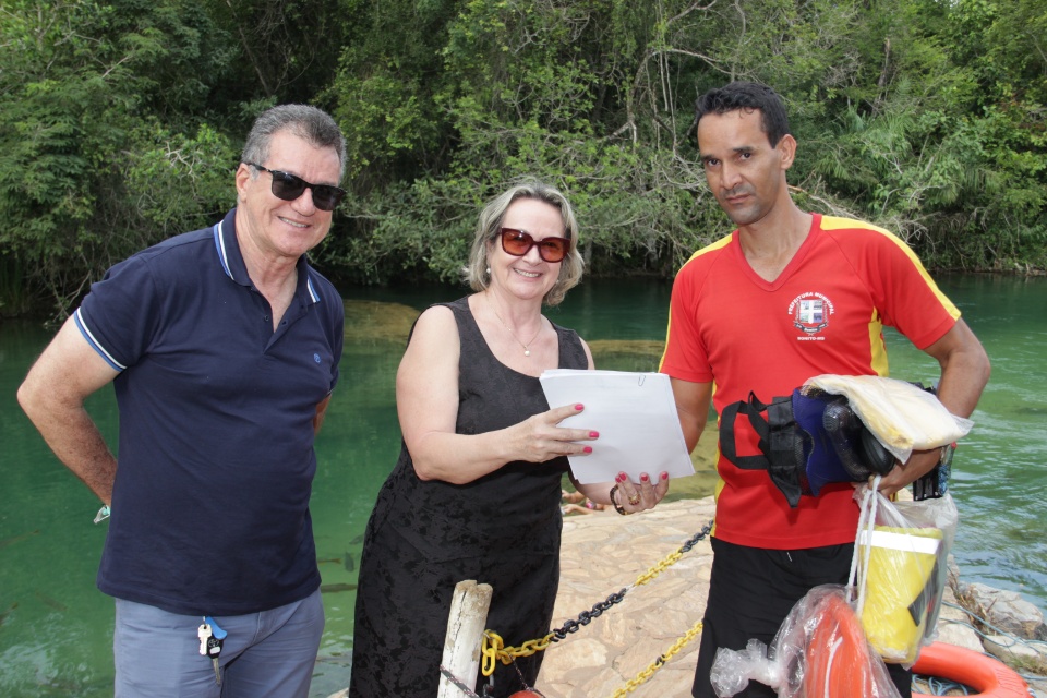 Prefeitura entrega equipamentos para guarda-vidas