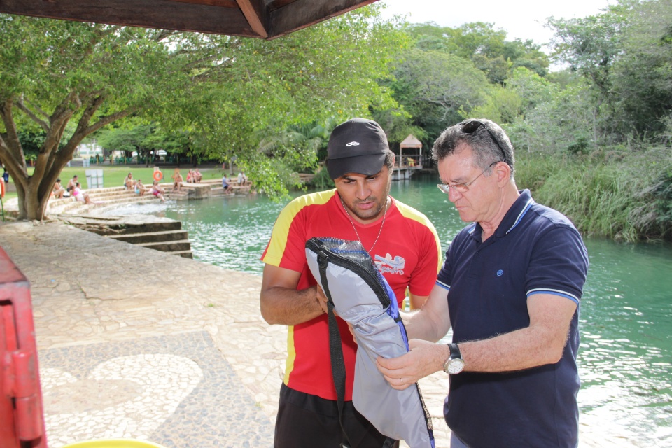 Prefeitura entrega equipamentos para guarda-vidas