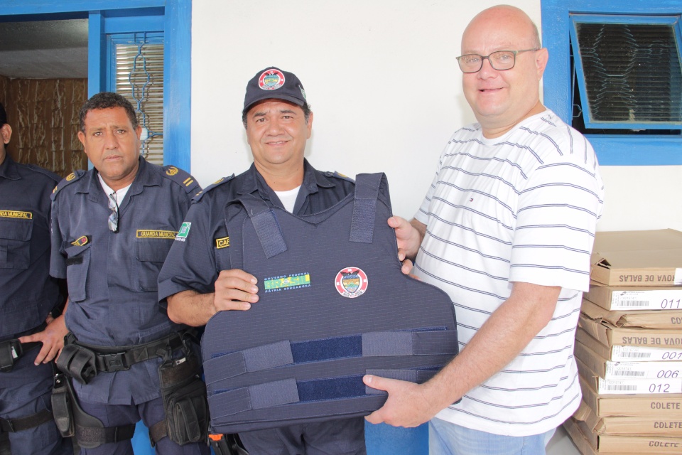 Prefeitura entrega coletes balísticos para a Guarda Municipal