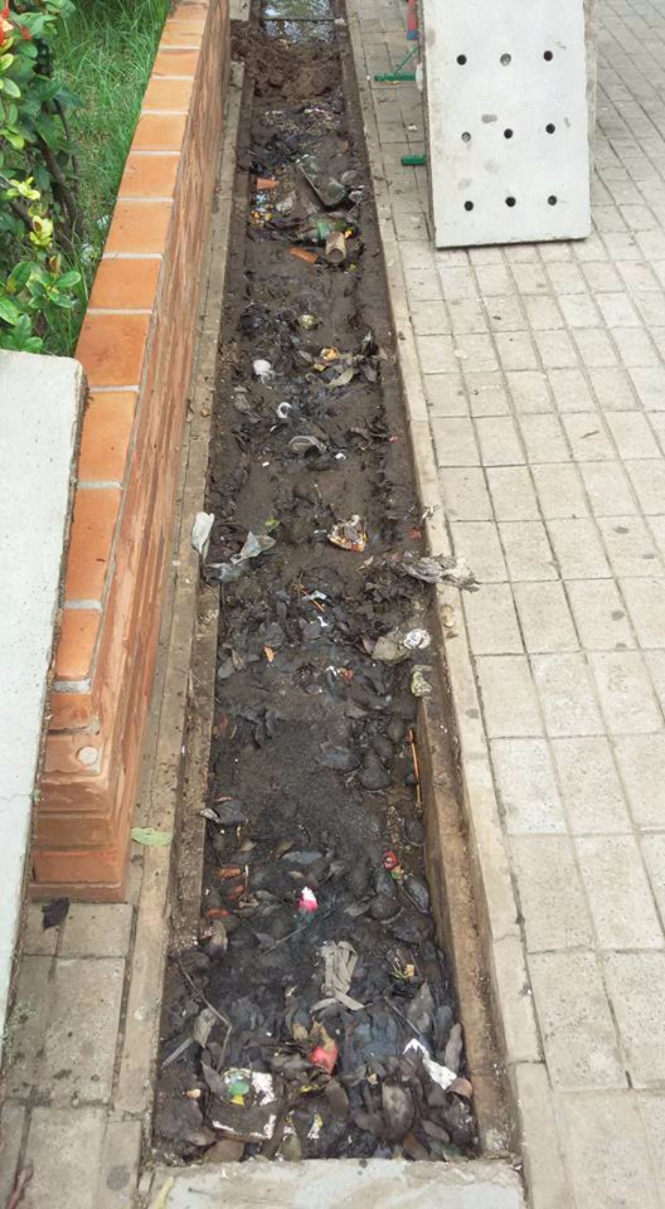 Prefeitura efetua limpeza dos dutos de águas pluviais