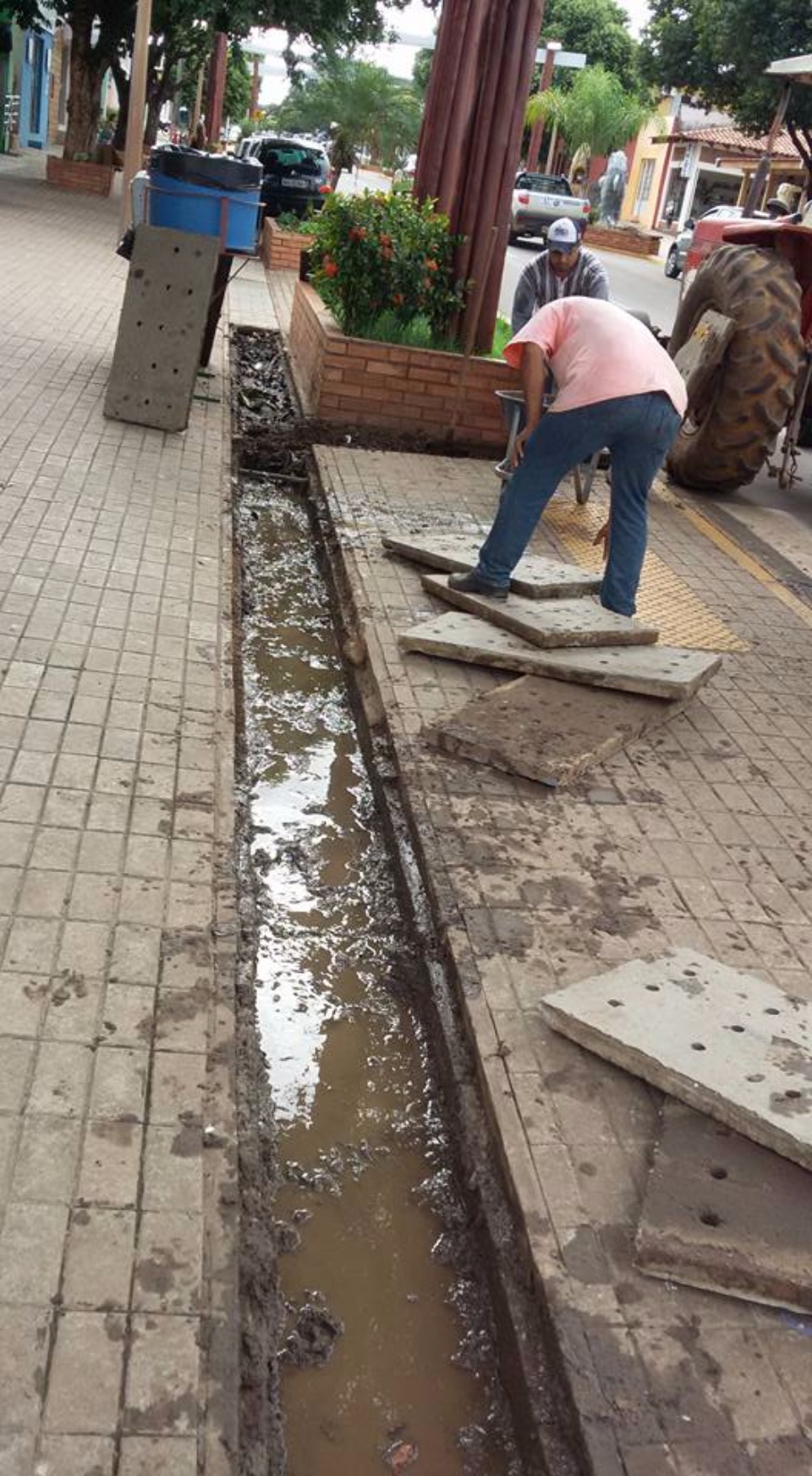 Prefeitura efetua limpeza dos dutos de águas pluviais