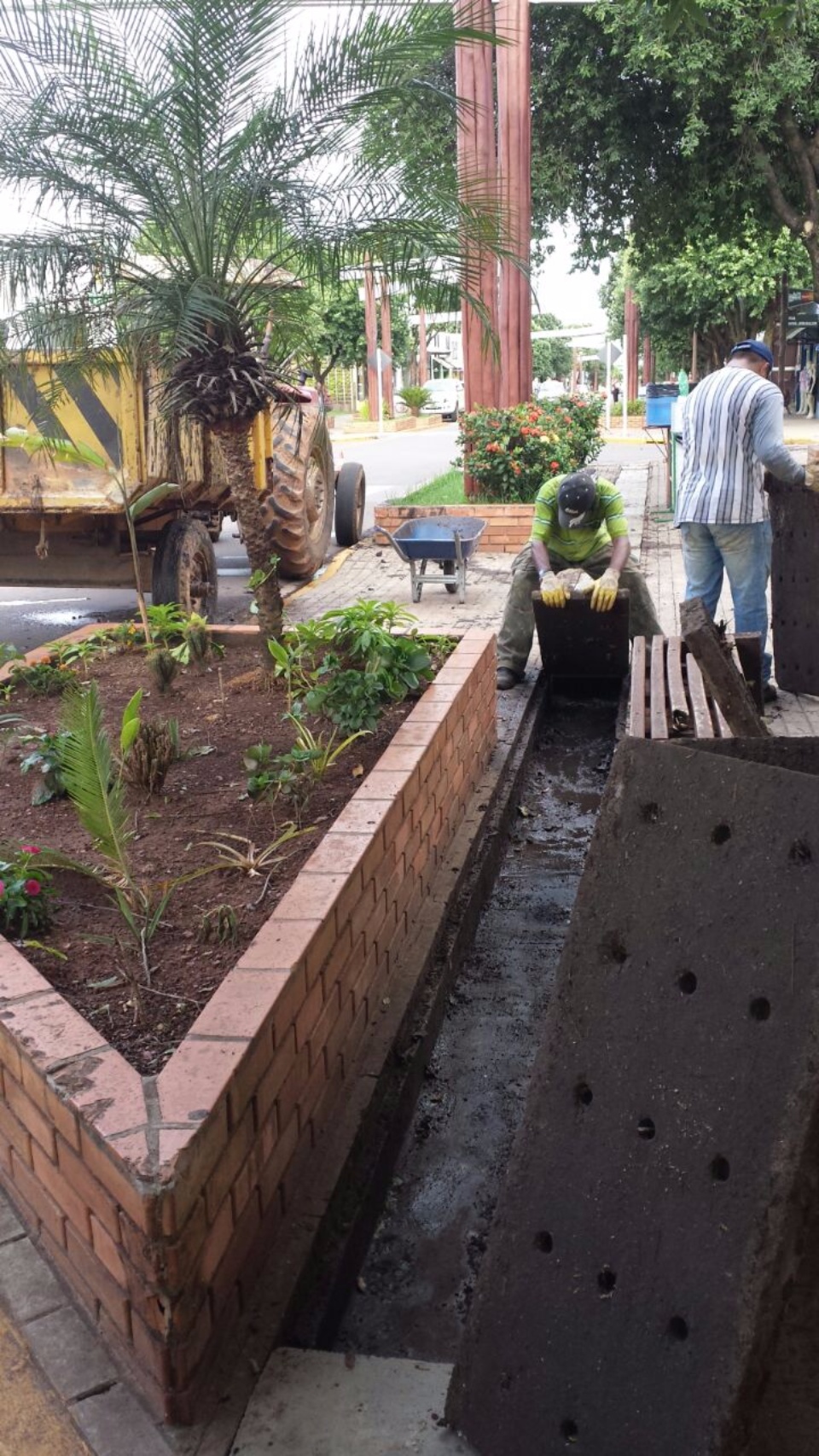 Prefeitura efetua limpeza dos dutos de águas pluviais