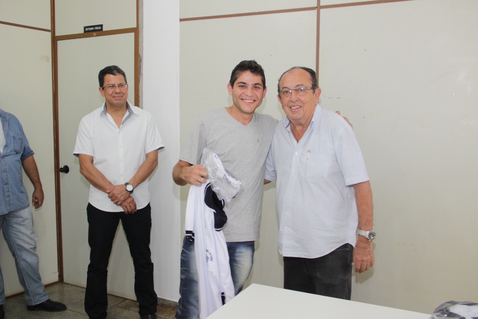 Prefeito entrega novos uniformes para a Saúde