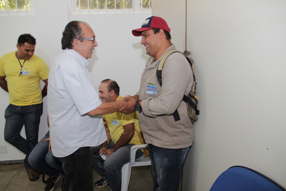 Prefeito entrega novos uniformes para a Saúde