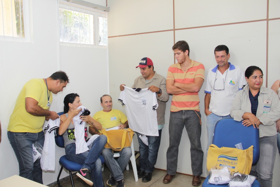 Prefeito entrega novos uniformes para a Saúde