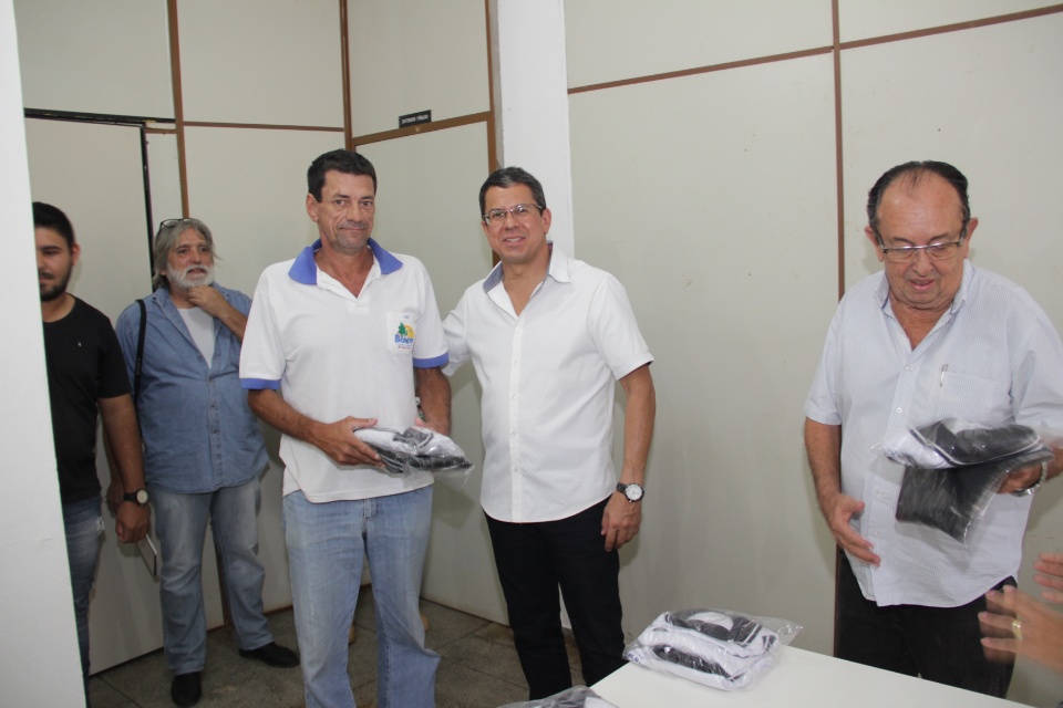 Prefeito entrega novos uniformes para a Saúde