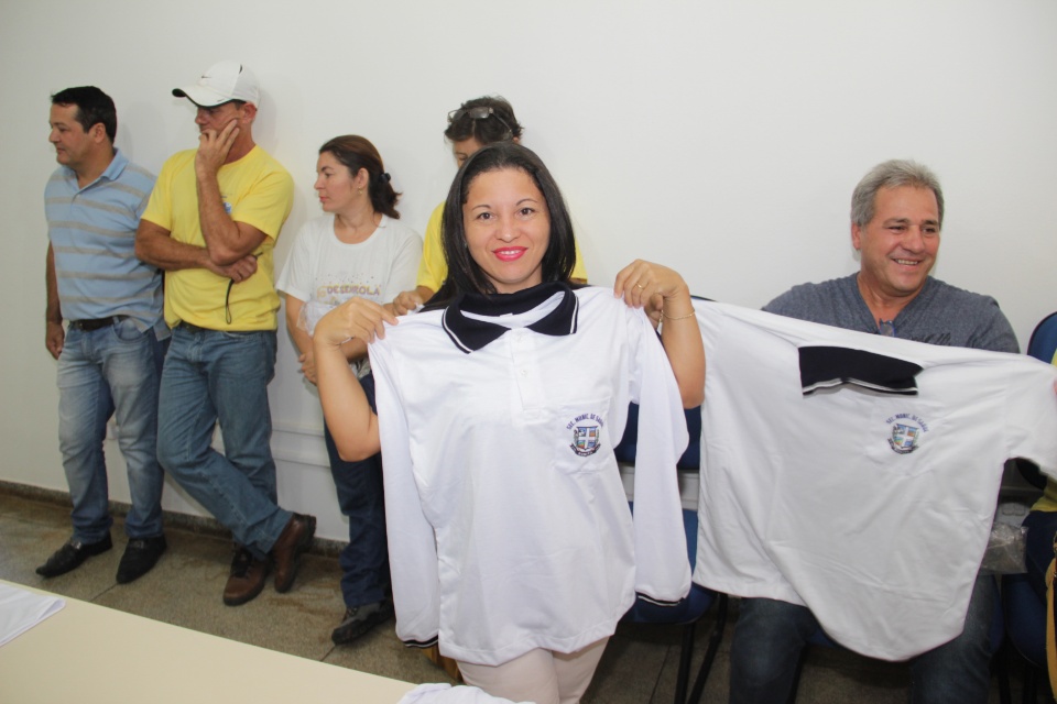 Prefeito entrega novos uniformes para a Saúde